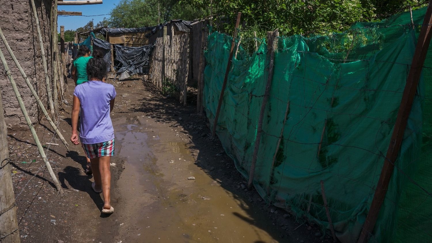 El callejón que se convirtió en un canal. Foto: Mariano Martín / DIARIO HUARPE.