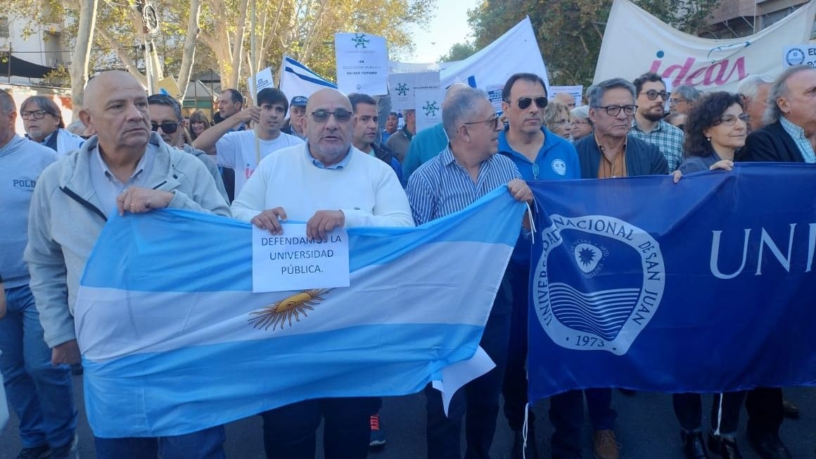En San Juan, alumnos y docentes marcharon para defender a la UNSJ