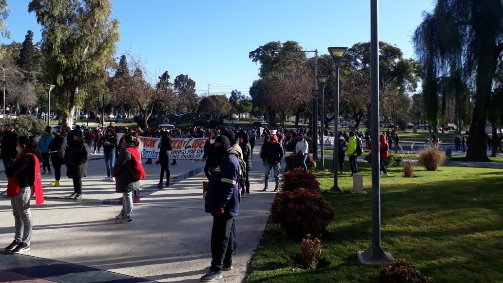 Un grupo de manifestantes cortó la Avenida Libertador frente al Centro Cívico