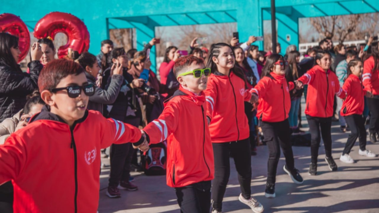 Los chicos de la escuela Granaderos presentaron su campera