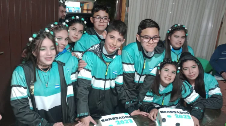 La Escuela Primaria Juan Jufr present su campera con una fiesta