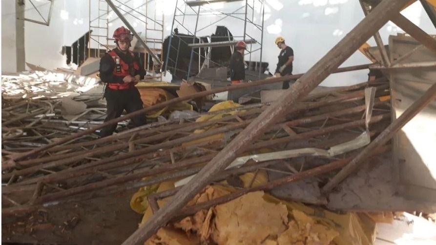 Impactantes imágenes de la caída del andamio por el que murió un operario