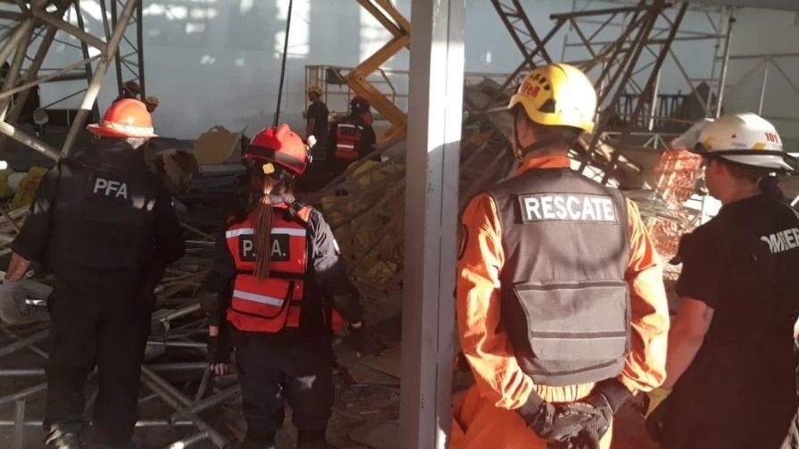 Impactantes imágenes de la caída del andamio por el que murió un operario