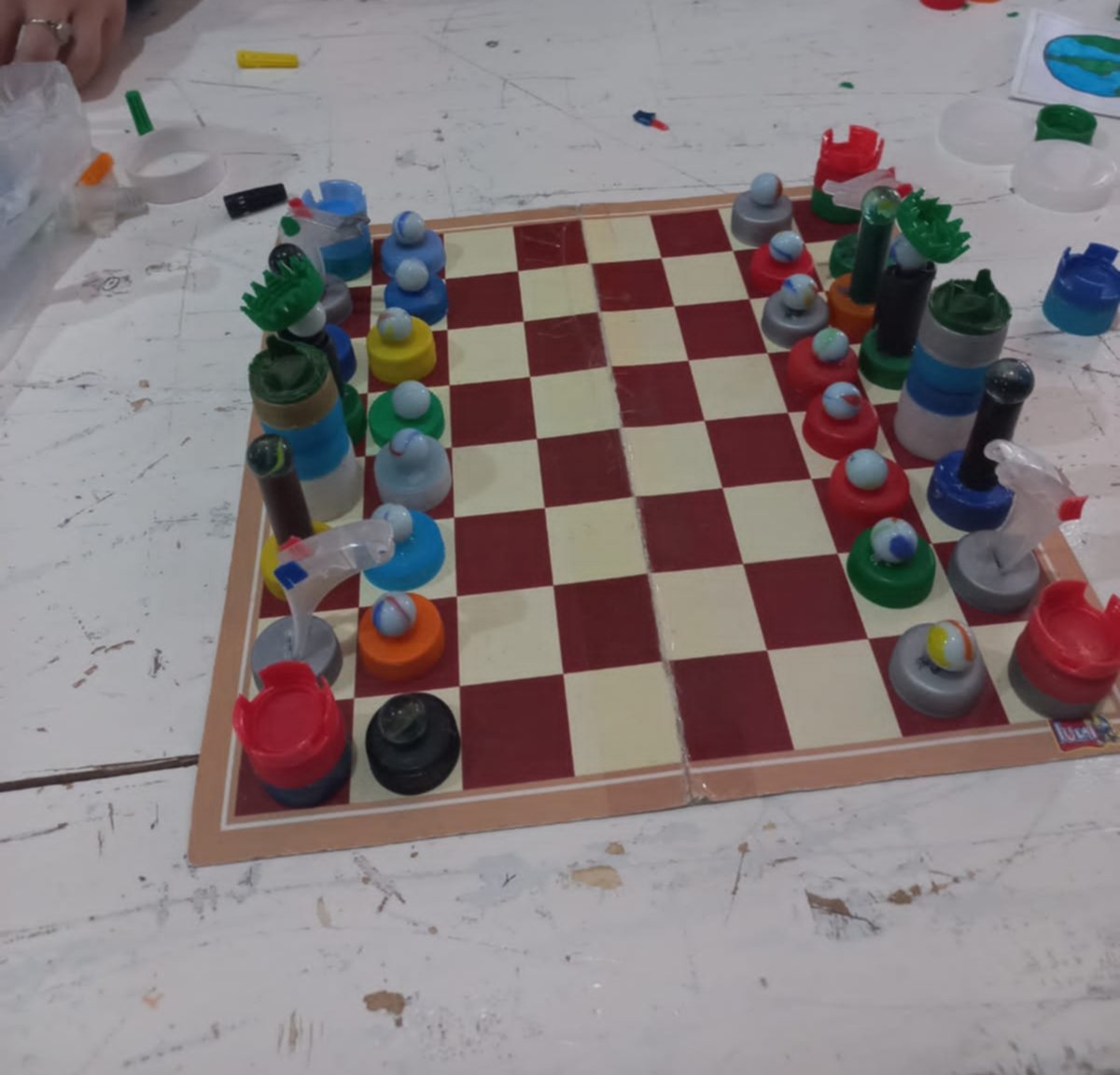 Ajedrez reciclado botella  Chess board, Diy chess set, Chess