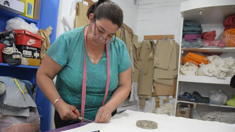 Ana, la emprendedora sanjuanina que es furor por reutilizar jeans para  crear nuevas prendas