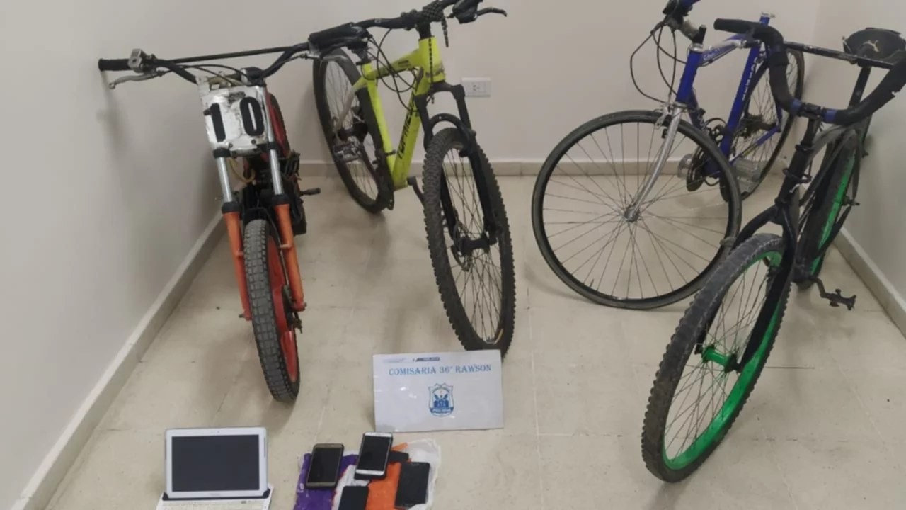 Recuperaron tres bicicletas, una moto y buscan a sus dueños