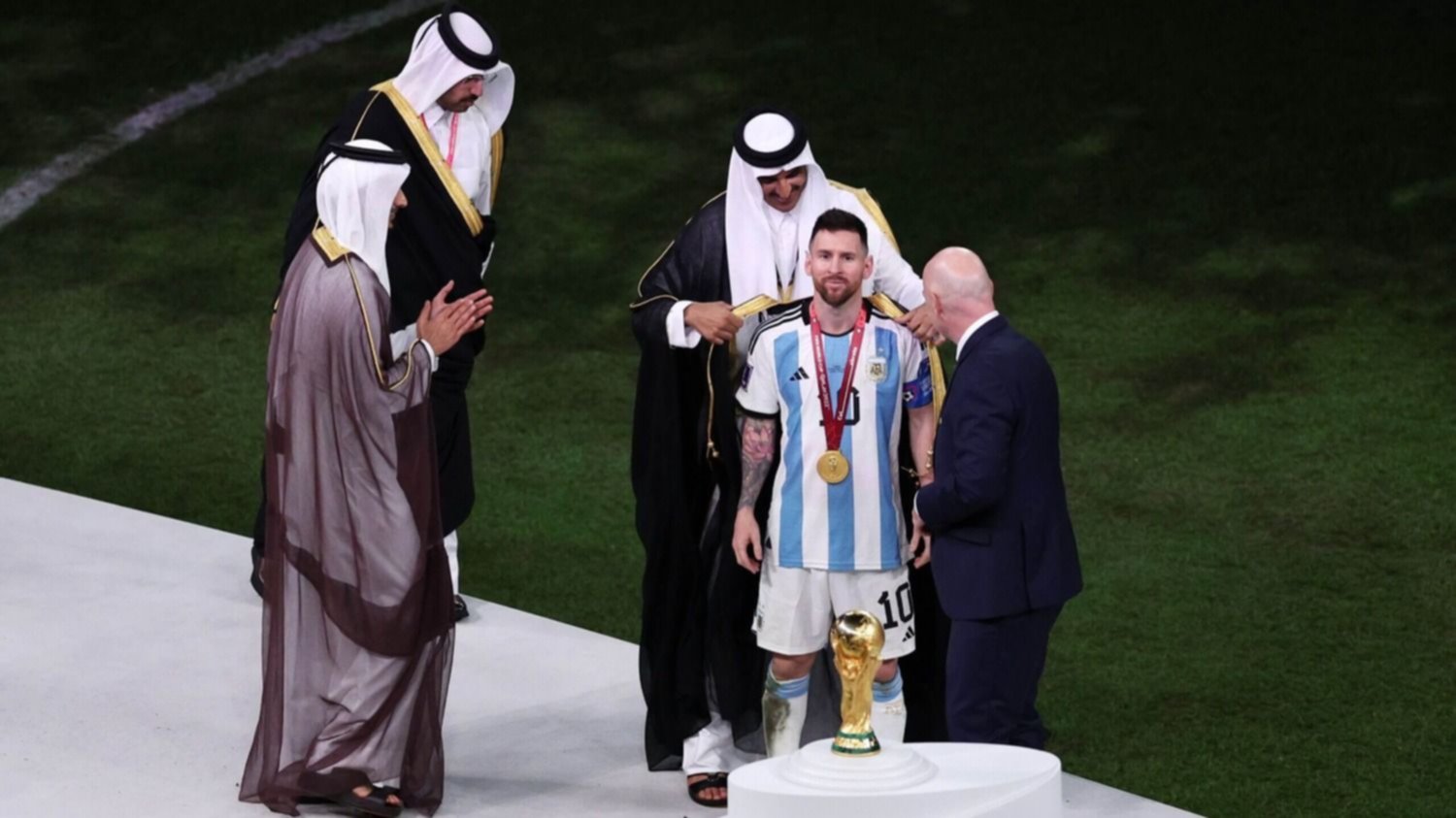 Mundial de Qatar 2022: El Bisht, la extraña capa que le pusieron a Messi  para levantar la Copa