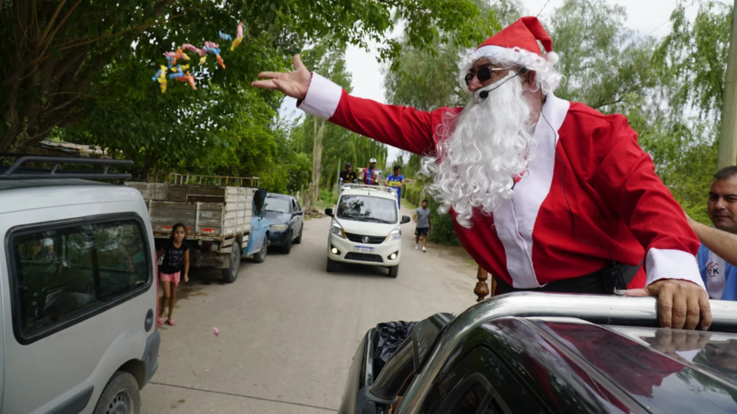 Pap Noel comenz su caravana por Ullum y estuvo acompa ado por